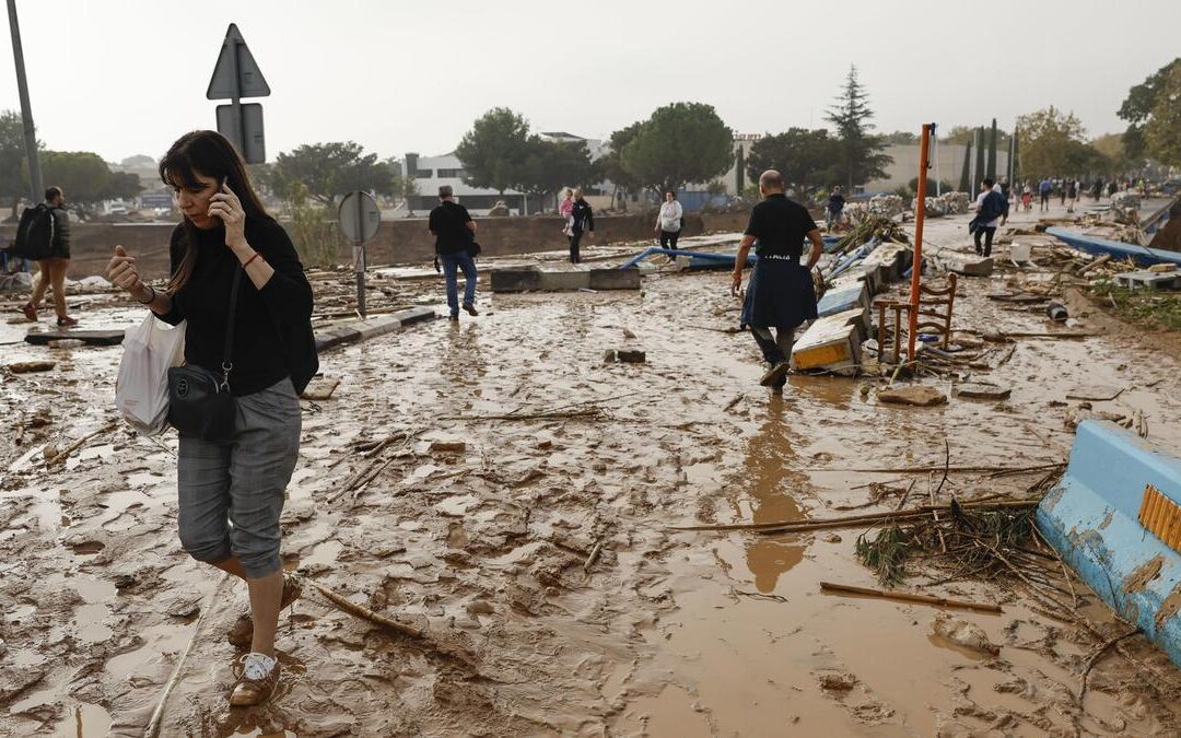 El Valor de Estar Presente: Solidaridad en Medio del Barro en Valencia España